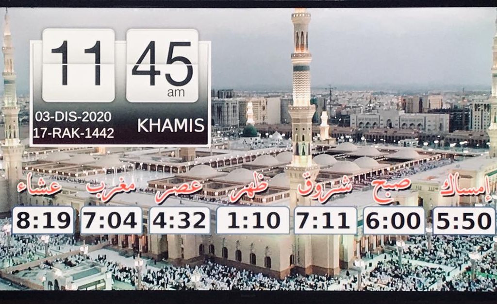 Paparan sebenar IIMP Time dengan jam digital, latar Masjidil Haram dan jadual waktu solat